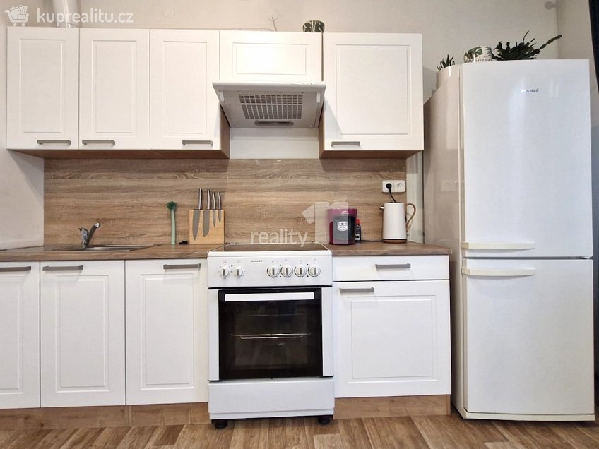 Pronájem bytu 1+kk 33 m^2 Vladycká, Praha 15 