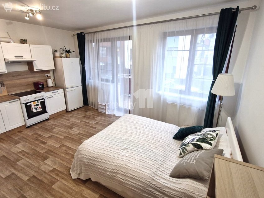 Pronájem bytu 1+kk 33 m^2 Vladycká, Praha 15 