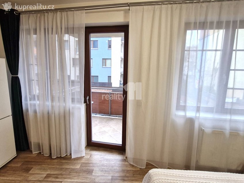 Pronájem bytu 1+kk 33 m^2 Vladycká, Praha 15 