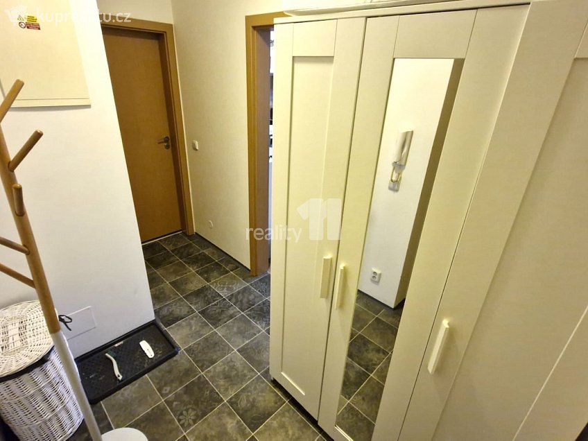 Pronájem bytu 1+kk 33 m^2 Vladycká, Praha 15 