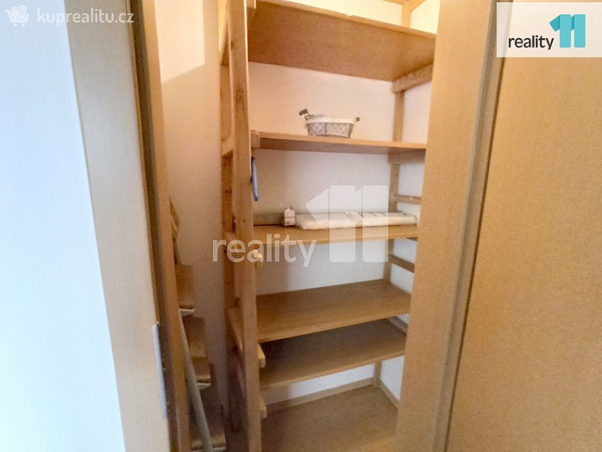 Pronájem bytu 1+kk 33 m^2 Vladycká, Praha 15 