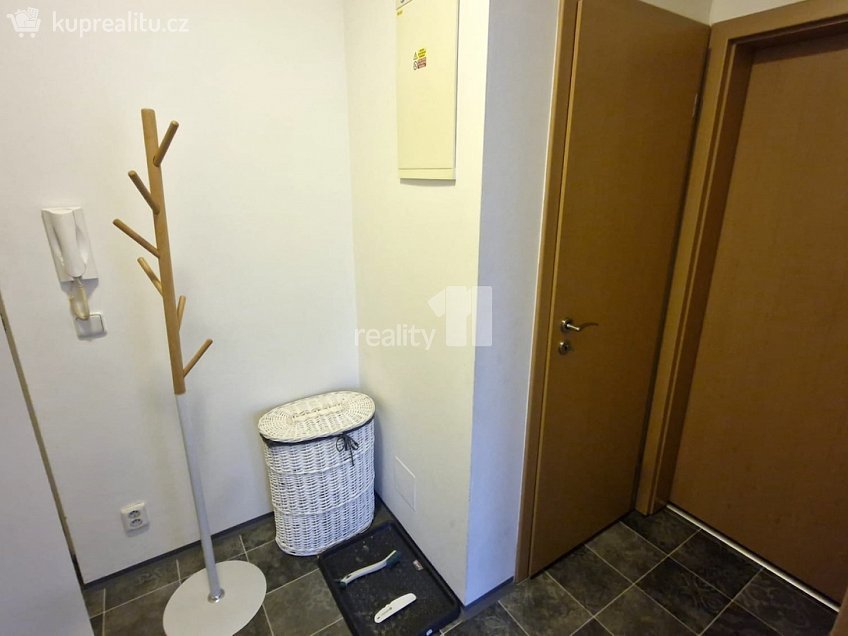 Pronájem bytu 1+kk 33 m^2 Vladycká, Praha 15 