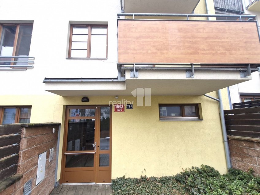 Pronájem bytu 1+kk 33 m^2 Vladycká, Praha 15 