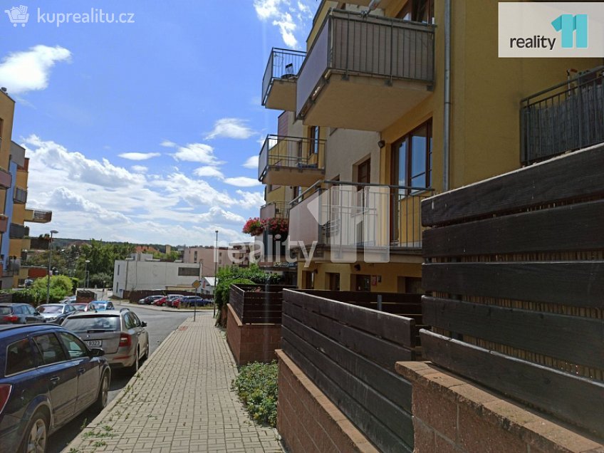 Pronájem bytu 1+kk 33 m^2 Vladycká, Praha 15 