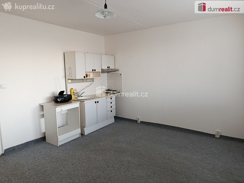 Pronájem bytu 1+kk 28 m^2 Mařatkova, Praha 12 