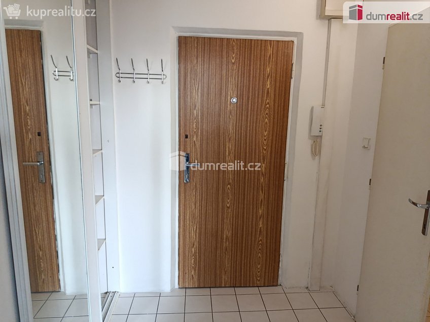 Pronájem bytu 1+kk 28 m^2 Mařatkova, Praha 12 