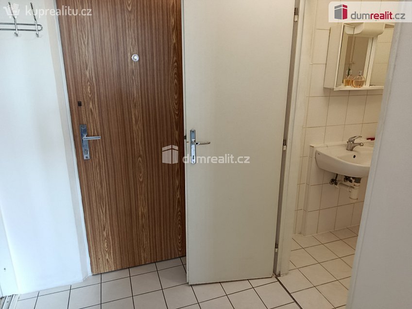 Pronájem bytu 1+kk 28 m^2 Mařatkova, Praha 12 