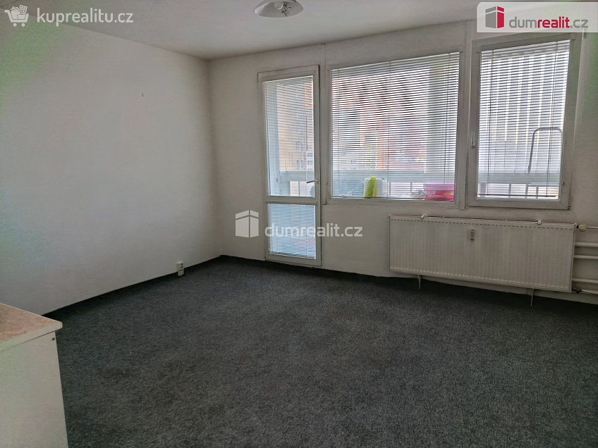 Pronájem bytu 1+kk 28 m^2 Mařatkova, Praha 12 