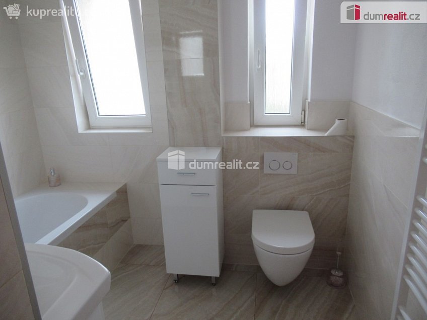 Pronájem bytu 2+1 65 m^2 Ořechová, Praha 8 