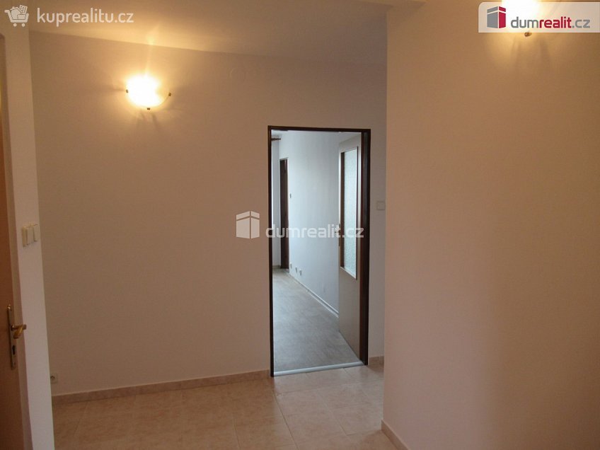 Pronájem bytu 2+1 65 m^2 Ořechová, Praha 8 