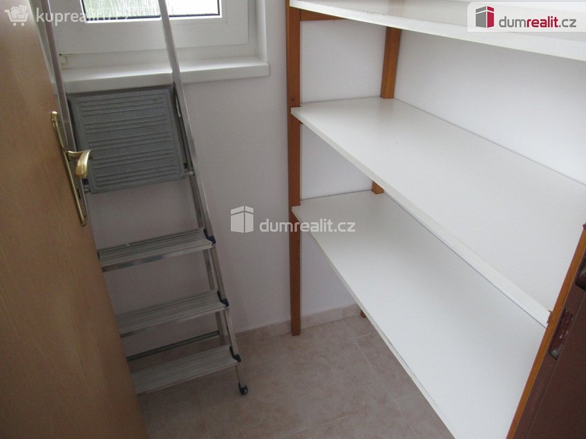 Pronájem bytu 2+1 65 m^2 Ořechová, Praha 8 