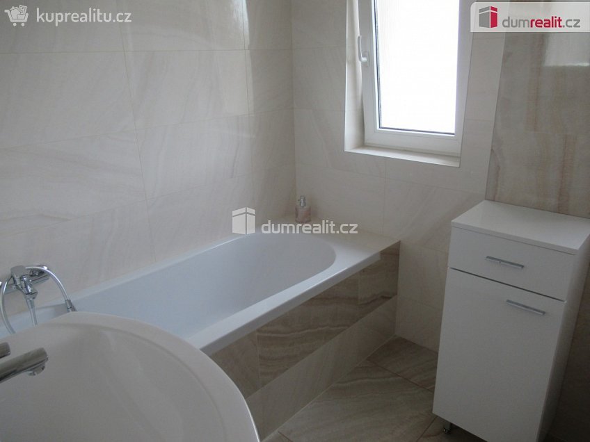 Pronájem bytu 2+1 65 m^2 Ořechová, Praha 8 