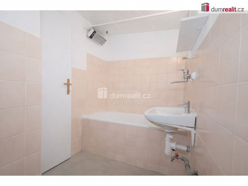 Pronájem  rodinného domu 75 m^2 Na Košíku, Praha 15 