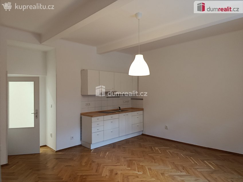 Pronájem bytu 1+kk 32 m^2 Za poštou, Praha 10 
