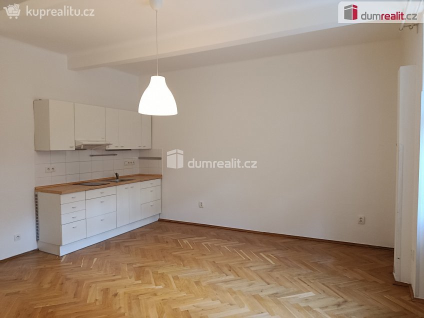 Pronájem bytu 1+kk 32 m^2 Za poštou, Praha 10 