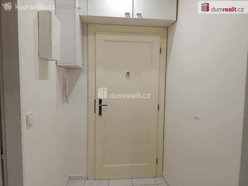 Pronájem bytu 1+kk 32 m^2 Za poštou, Praha 10 