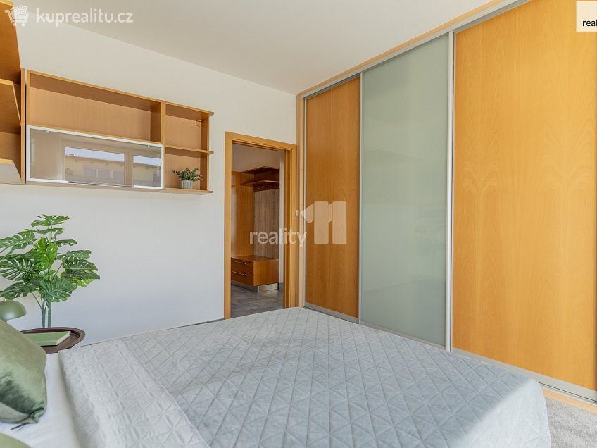 Prodej bytu 2+kk 63 m^2 Sluneční, Jesenice 