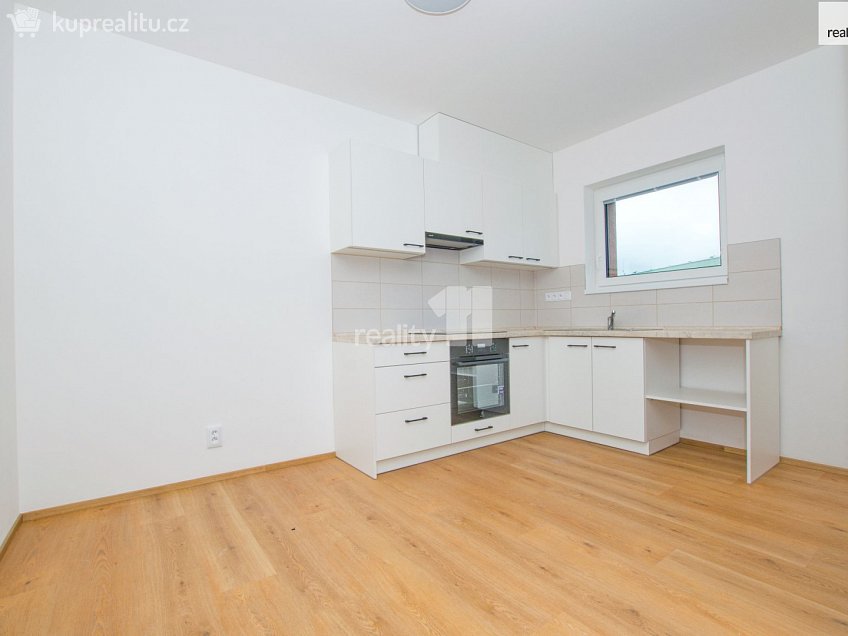 Pronájem bytu 1+kk 38 m^2 Londýnská, Liberec 