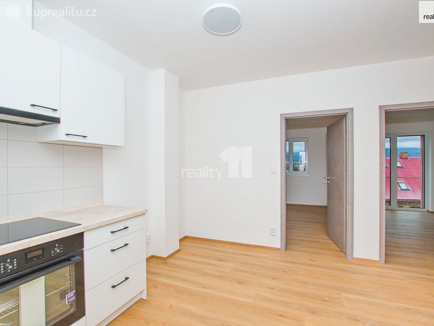 Pronájem bytu 1+kk 38 m^2 Londýnská, Liberec 