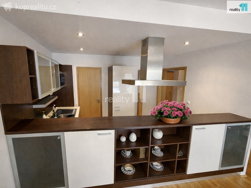 Pronájem bytu 2+kk 72 m^2 Hlubocká, Praha 5 