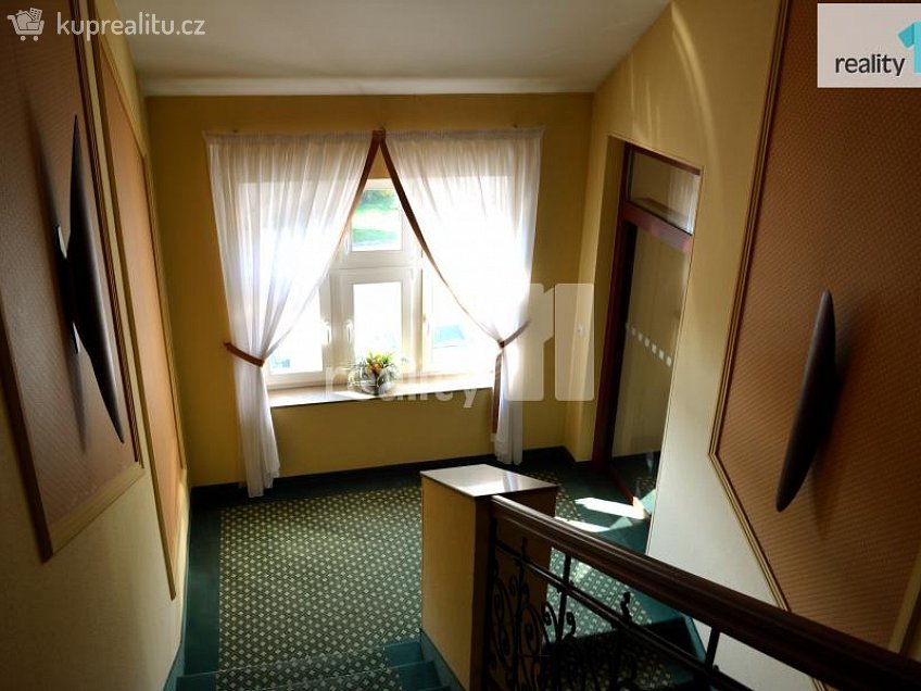 Pronájem  kanceláře 21 m^2 Chebská, Karlovy Vary 