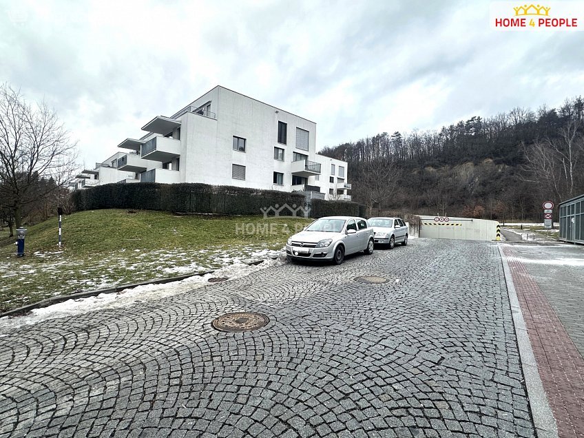 Pronájem bytu 4+kk 86 m^2 Nad Bání, Praha 8 