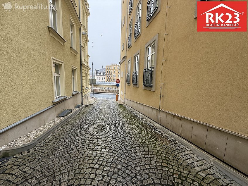 Prodej  garážového stání 20 m^2 Masarykova 702, Mariánské Lázně 