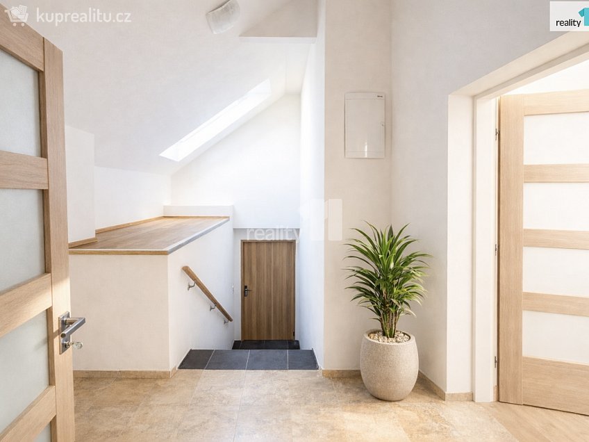 Pronájem bytu 3+kk 78 m^2 Drnovská, Praha 6 