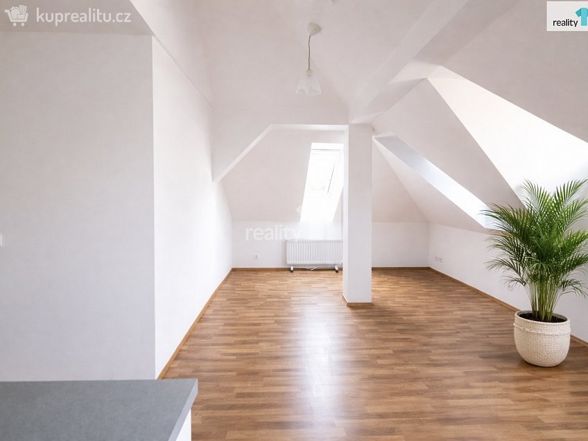 Pronájem bytu 3+kk 78 m^2 Drnovská, Praha 6 