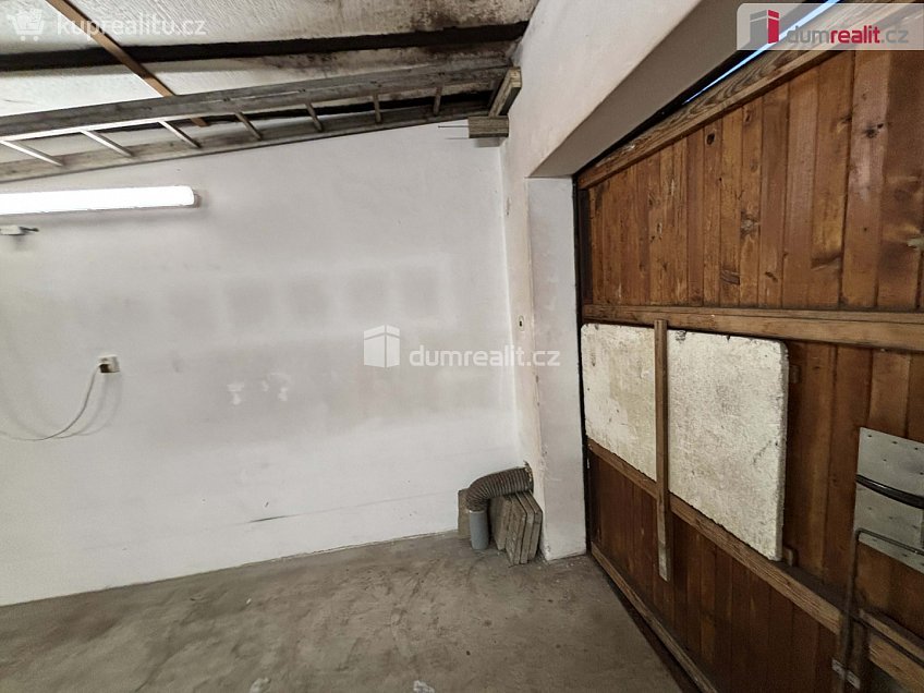 Pronájem  garáže 30 m^2 V Drahách, Luhačovice 