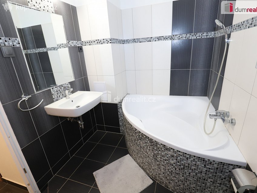 Pronájem bytu 2+1 68 m^2 Vrchlického, Cheb 