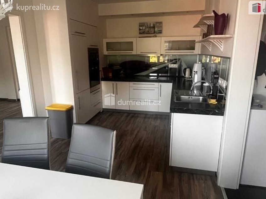 Pronájem bytu 2+1 68 m^2 Vrchlického, Cheb 