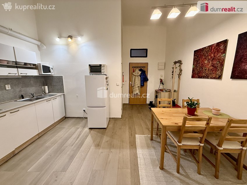 Pronájem bytu 1+1 42 m^2 Husitská, Praha 3 