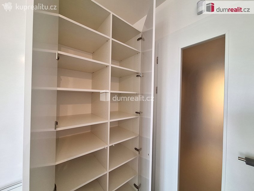 Pronájem bytu 1+kk 32 m^2 Výstavní, Praha 11 