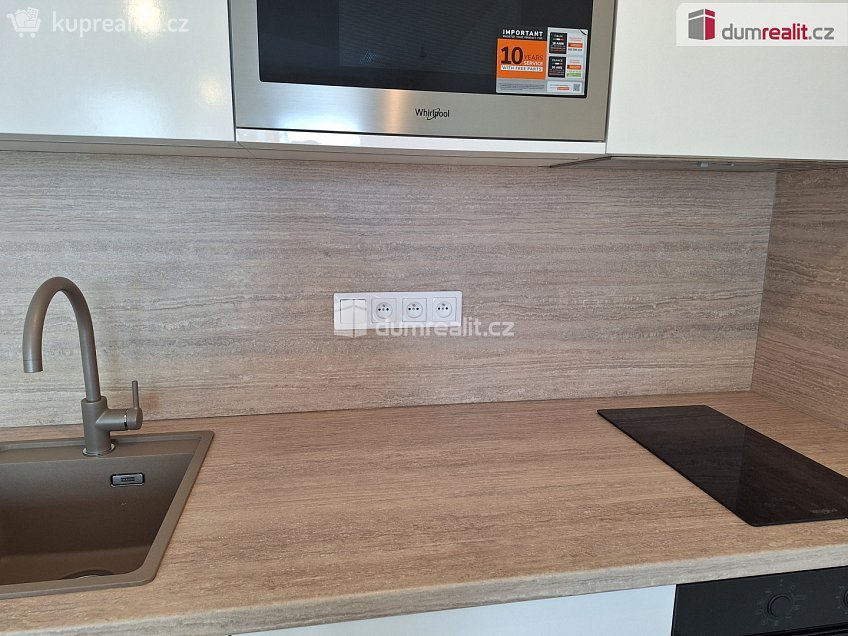 Pronájem bytu 1+kk 32 m^2 Výstavní, Praha 11 