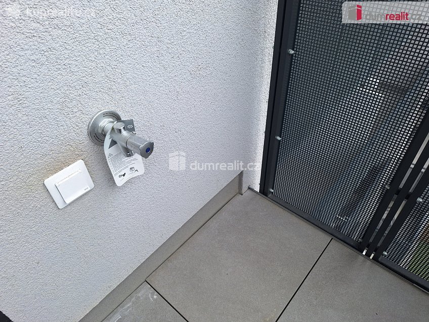 Pronájem bytu 1+kk 32 m^2 Výstavní, Praha 11 