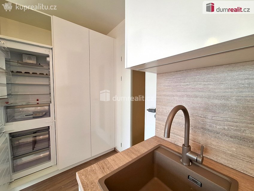 Pronájem bytu 1+kk 32 m^2 Výstavní, Praha 11 