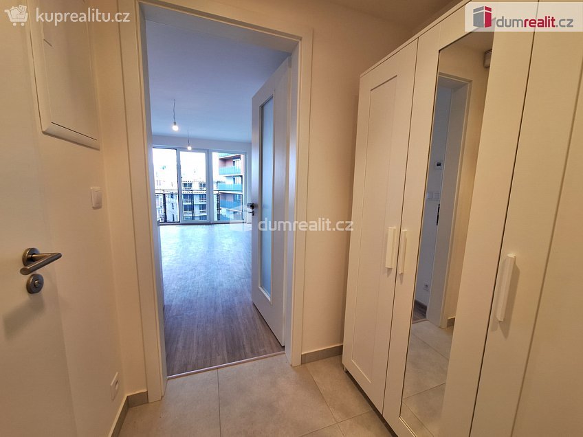 Pronájem bytu 1+kk 32 m^2 Výstavní, Praha 11 