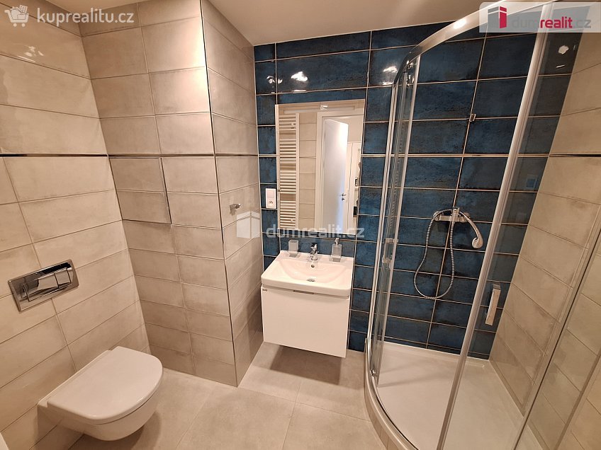 Pronájem bytu 1+kk 32 m^2 Výstavní, Praha 11 