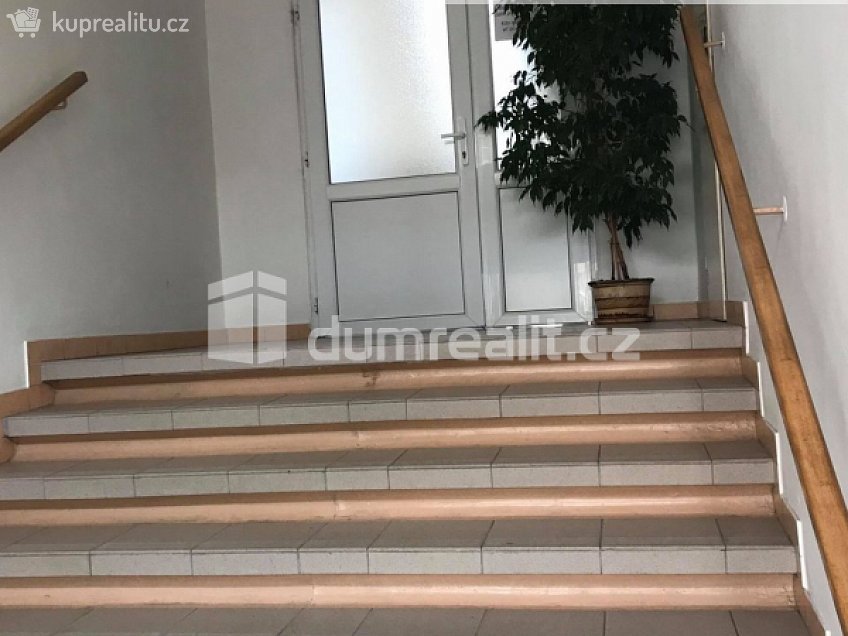 Pronájem bytu 2+1 54 m^2 Na Petřinách, Praha 6 