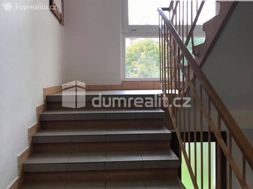 Pronájem bytu 2+1 54 m^2 Na Petřinách, Praha 6 