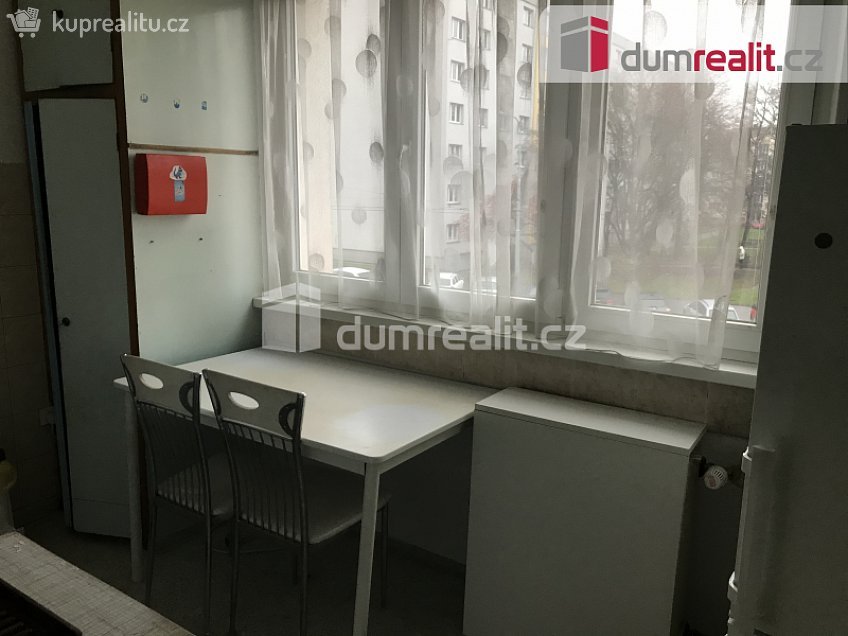 Pronájem bytu 2+1 54 m^2 Na Petřinách, Praha 6 