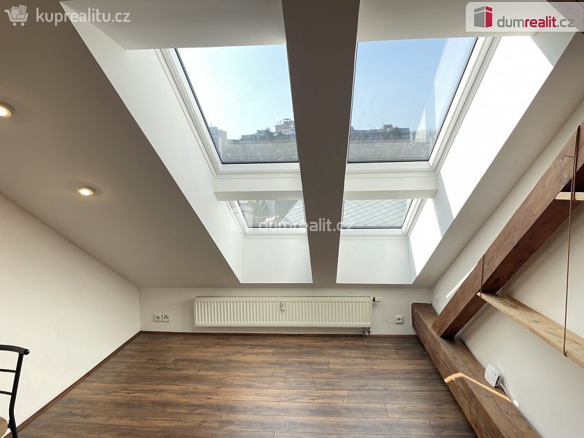 Pronájem bytu 1+kk 30 m^2 Magistrů, Praha 4 