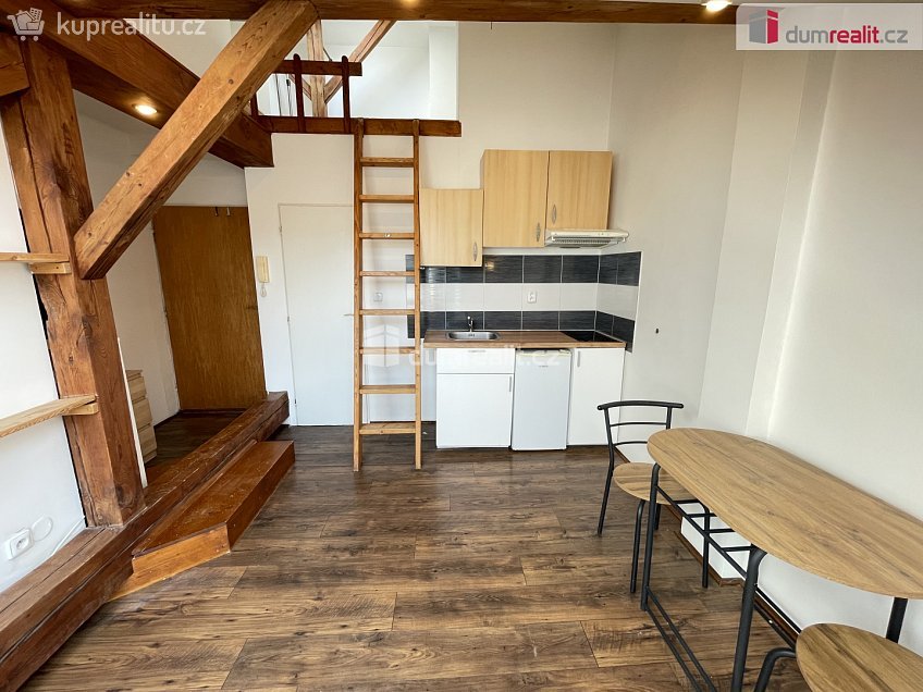 Pronájem bytu 1+kk 30 m^2 Magistrů, Praha 4 