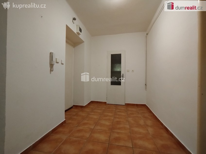 Pronájem bytu 2+1 52 m^2 Hálkova, Cheb 