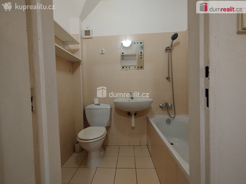 Pronájem bytu 2+1 52 m^2 Hálkova, Cheb 