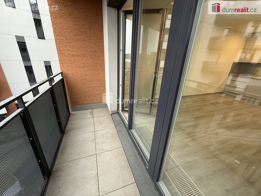 Pronájem bytu 1+kk 33 m^2 Výstavní, Praha 11 