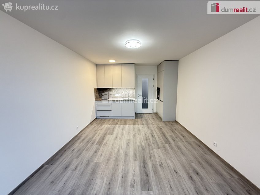 Pronájem bytu 1+kk 33 m^2 Výstavní, Praha 11 