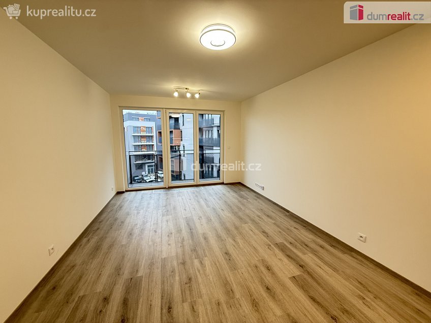 Pronájem bytu 1+kk 33 m^2 Výstavní, Praha 11 