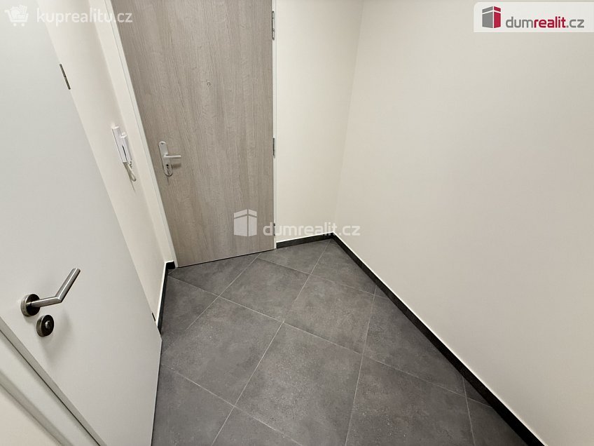 Pronájem bytu 1+kk 33 m^2 Výstavní, Praha 11 